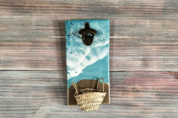 Abrebotellas de mar azul claro con olas y con arena encapsulada 1