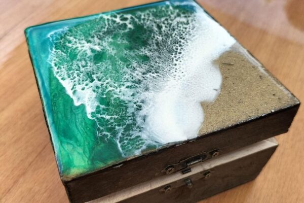 Caja barnizada con cera y cubierta de tonos verdes con arena encapsulada 3