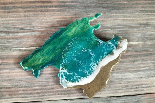 Cuadro de la isla de Mallorca en tonos azules claros y con matices verdes brillantes 2