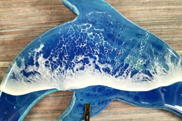 Delfín de tonos azules y olas blancas 1