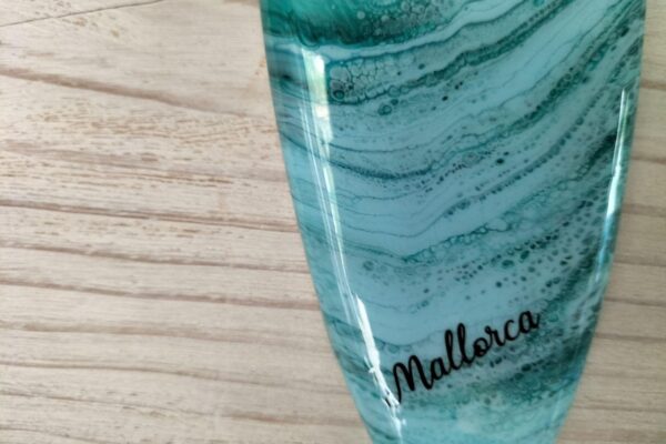 Figura de tabla de surf de aguas azules claras y verdes oscuros 4