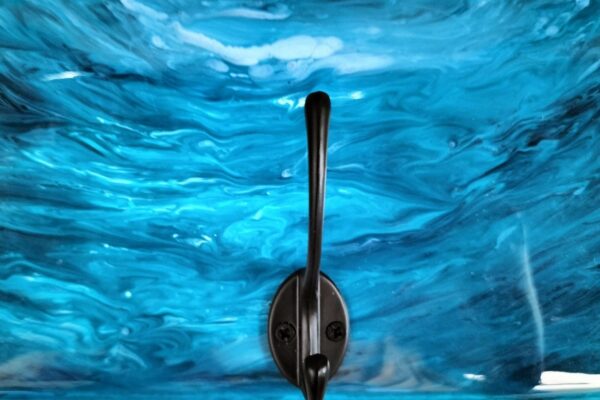 Perchero rectangular de aguas azules con tres apliques negros 1