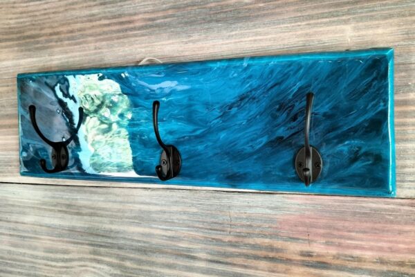 Perchero rectangular de aguas azules con tres apliques negros 4