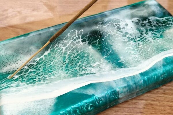 Pieza rectangular de aguas azules y verdes que tiene la función de recoger el incienso 2