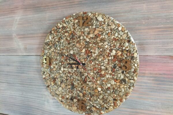 Reloj redondo con piedras y números en tonos marrones 1