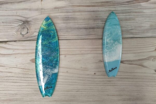 Tabla de surf azul y con olas de espuma blanca 2